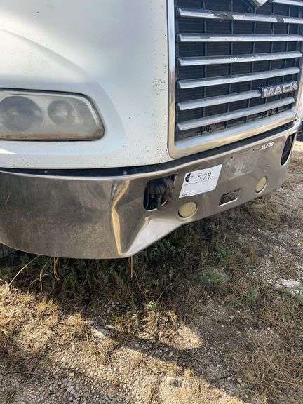 2007 Mack CXP613 showing 551,127 mi, 17,645 hrs - doesn't run