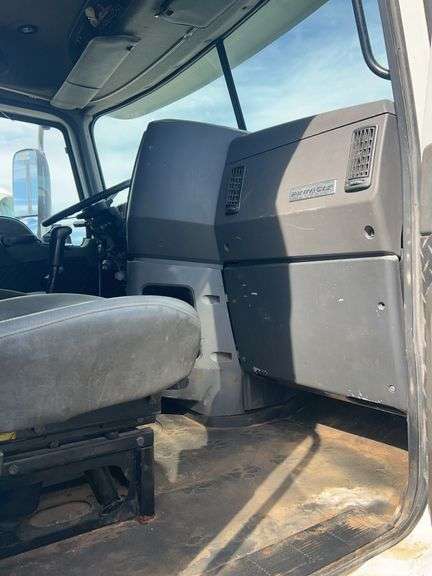 2007 Mack CXP613 showing 551,127 mi, 17,645 hrs - doesn't run