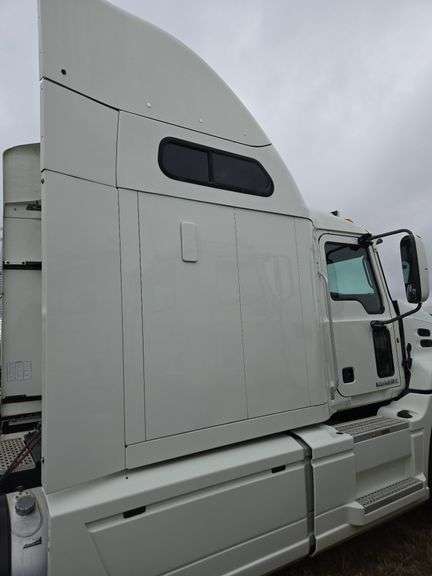 2014 Mack CXU613 showing 573,964 mi, 13,880 hrs - runs
