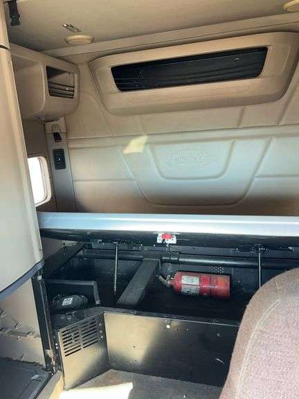 2015 Peterbilt 579 showing 453,390 mi, 22,671 hrs - runs