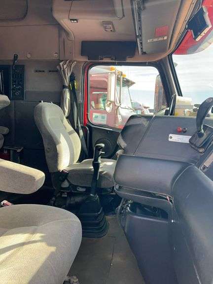 2003 Volvo showing 862,463 & 82,463 mi, 3,909 hrs - doesn't run