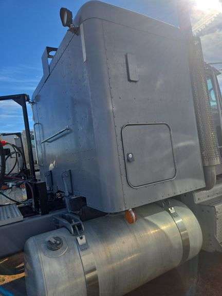 2014 Peterbilt 388 showing 425,273 mi, hrs unknown - doesn't run