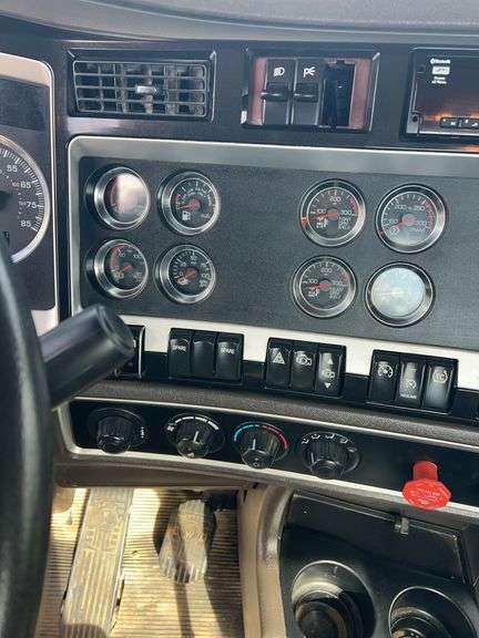 2019 Kenworth T8 showing 17,891 mi, 3,432 hrs - runs