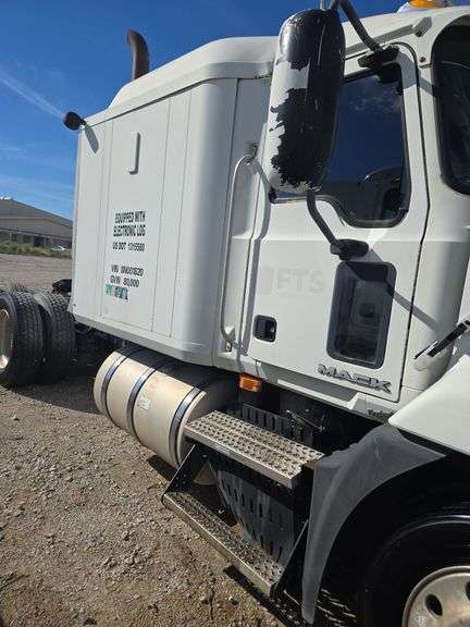 2008 Mack CXU613 showing 529,582 mi, 12,274 hrs- runs