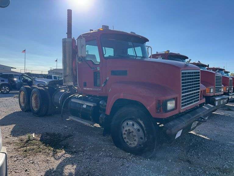2008 Mack CHU613 showing 43,154 mi, 8,316 hrs- doesn't run