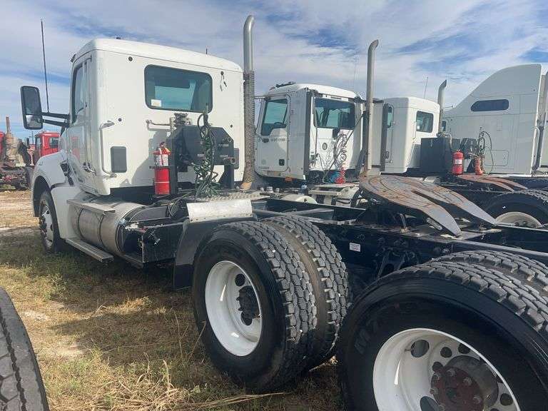2018 Kenworth T880 showing 13,663 mi, 5,470 hrs - runs