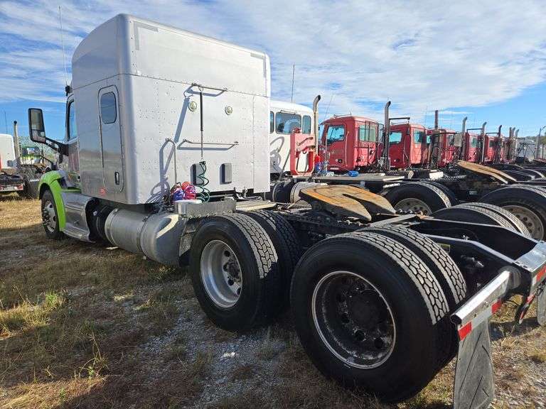 2015 Peterbilt 579 507,402 mi, hrs unknown- doesn't run