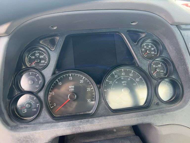 2015 Peterbilt 567 showing 31,476 mi, 7,804 hrs - runs