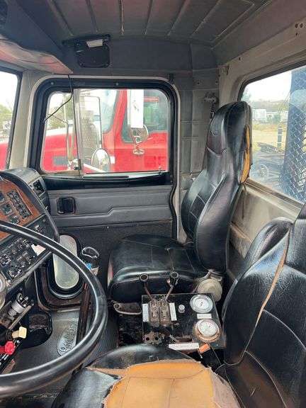 2002 Peterbilt Winch Truck 379 showing 6,294mi, hrs unkown- runs