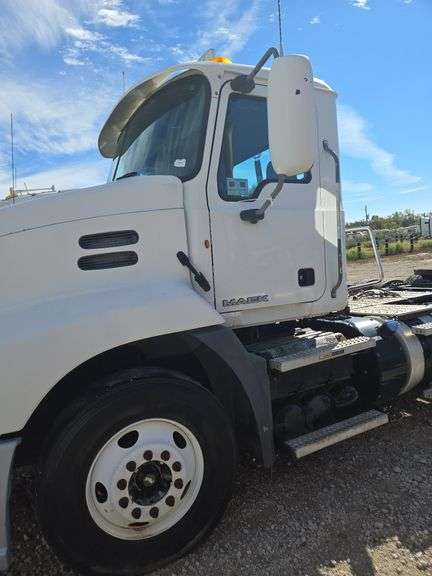 2011 Mack CXU613 showing 331,782 mi, 10,113 hrs- runs