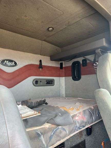 2007 Mack CXP613 showing 551,127 mi, 17,645 hrs - doesn't run