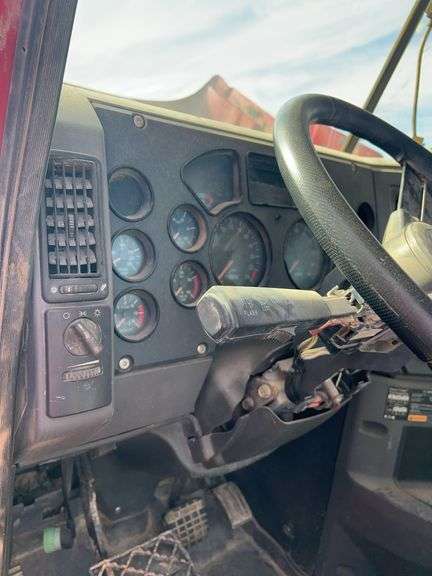 2008 Mack CHU613 showing 30,854 mi, 8,034 hrs - doesn't run