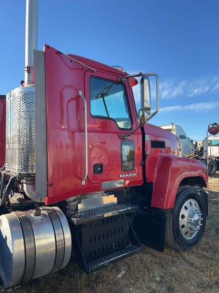2011 Mack CHU613 showing 558,544 mi, 16,894 hrs- runs