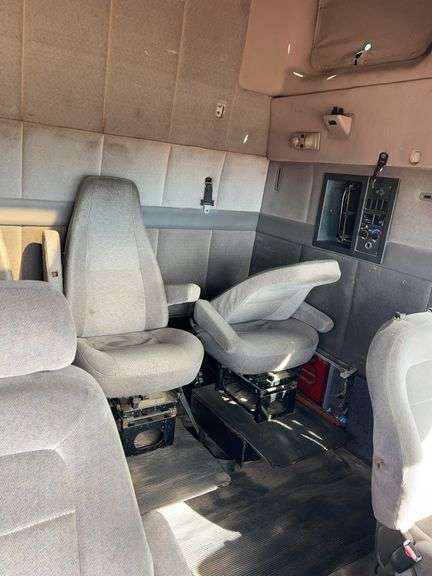 2003 Volvo showing 862,463 & 82,463 mi, 3,909 hrs - doesn't run