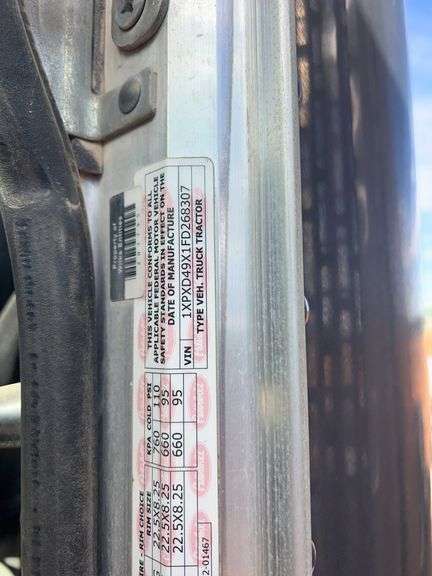 2015 Peterbilt 389 showing 20,400 mi, hrs unknown - doesn't run