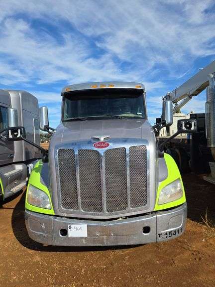2015 Peterbilt 579 showing 424,747 mi, 22,986 hrs - runs