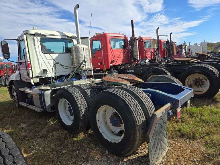 2014 Mack CHU613 showing 498,610 mi, 11,275 hrs - runs