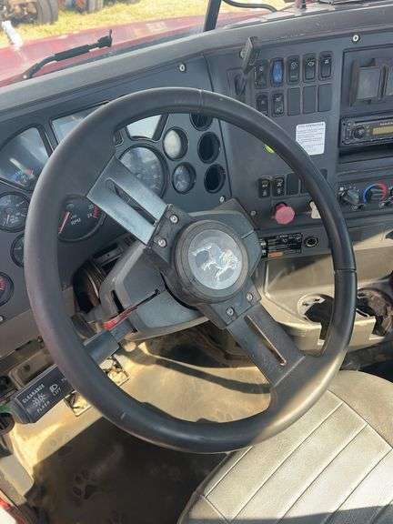 2008 Mack CHU613 showing 61,447 mi, 15,684 hrs - runs