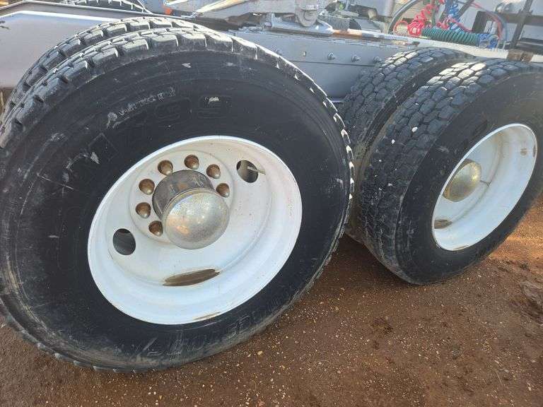 2014 Peterbilt 388 showing 425,273 mi, hrs unknown - doesn't run