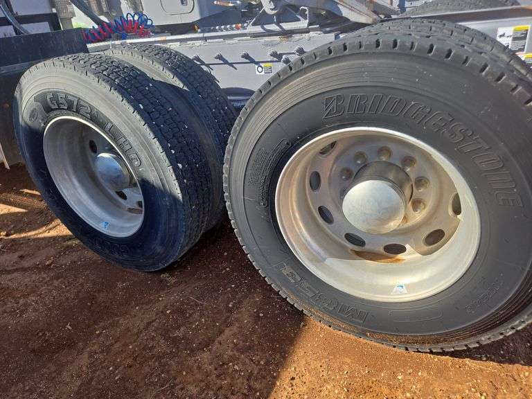 2015 Peterbilt 389 showing 20,400 mi, hrs unknown - doesn't run