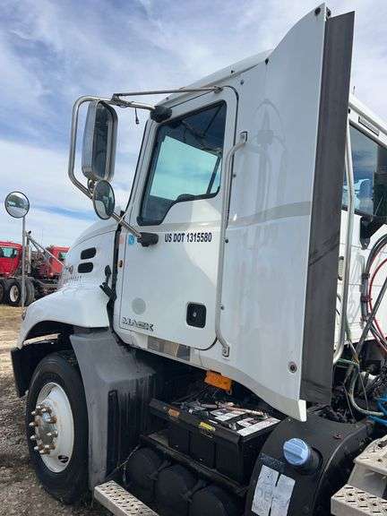 2012 Mack CXU613 showing 701,487 mi, 15,325 hrs - runs