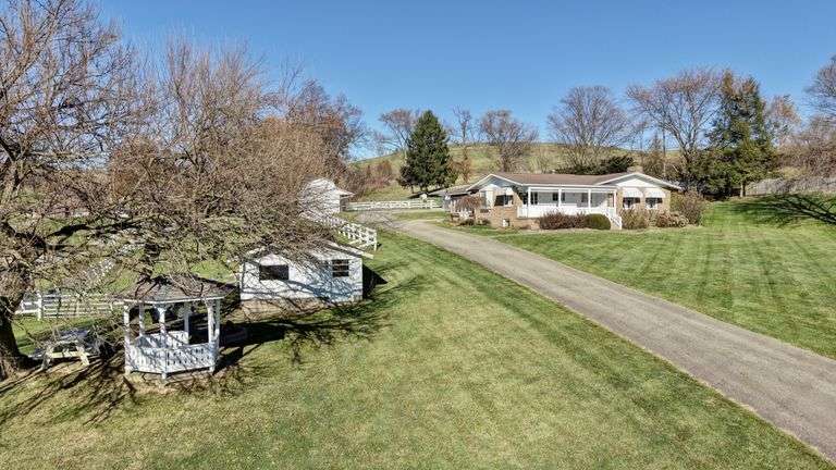 Inviting Ranch Home & Outb...