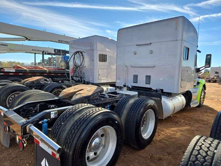 2015 Peterbilt 579 showing 453,390 mi, 22,671 hrs - runs