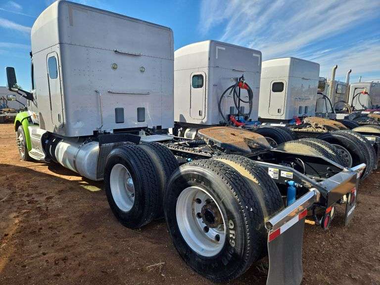 2015 Peterbilt 579 showing 453,390 mi, 22,671 hrs - runs