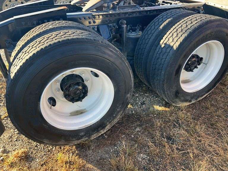 2013 Mack CXU613 showing 402,711 mi, 8,428 hrs- doesn't run