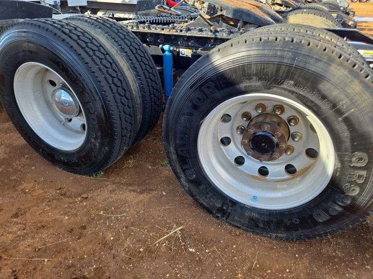 2015 Peterbilt 579 showing 453,390 mi, 22,671 hrs - runs