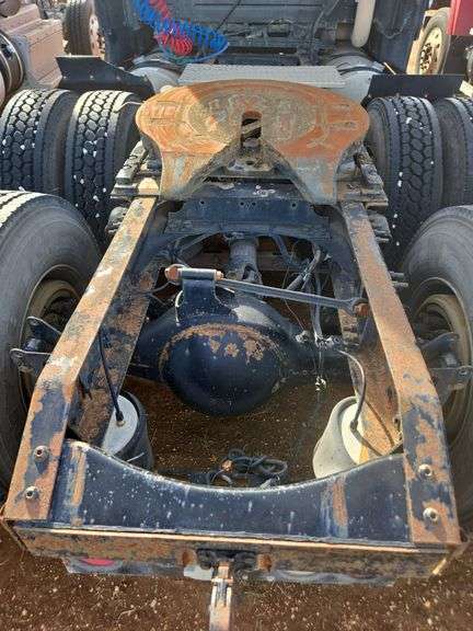 2003 Volvo showing 862,463 & 82,463 mi, 3,909 hrs - doesn't run