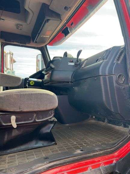 2003 Volvo showing 862,463 & 82,463 mi, 3,909 hrs - doesn't run