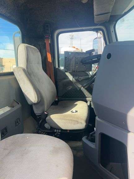 2013 Mack CXU613 showing 376,107 mi, 8,830 hrs - doesn’t run