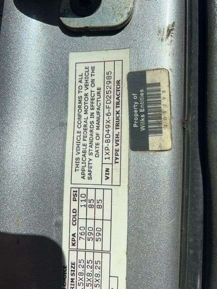 2015 Peterbilt 579 showing 453,390 mi, 22,671 hrs - runs