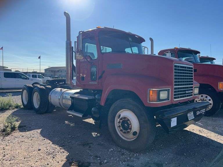2012 Mack CHU13 showing 28,654 mi, 15,876 hrs- runs