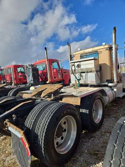 2015 International 9900 showing 218,605 mi, 6,078 hrs- runs