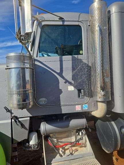 2014 Peterbilt 388 showing 425,273 mi, hrs unknown - doesn't run