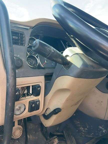 2015 Peterbilt 579 showing 424,747 mi, 22,986 hrs - runs