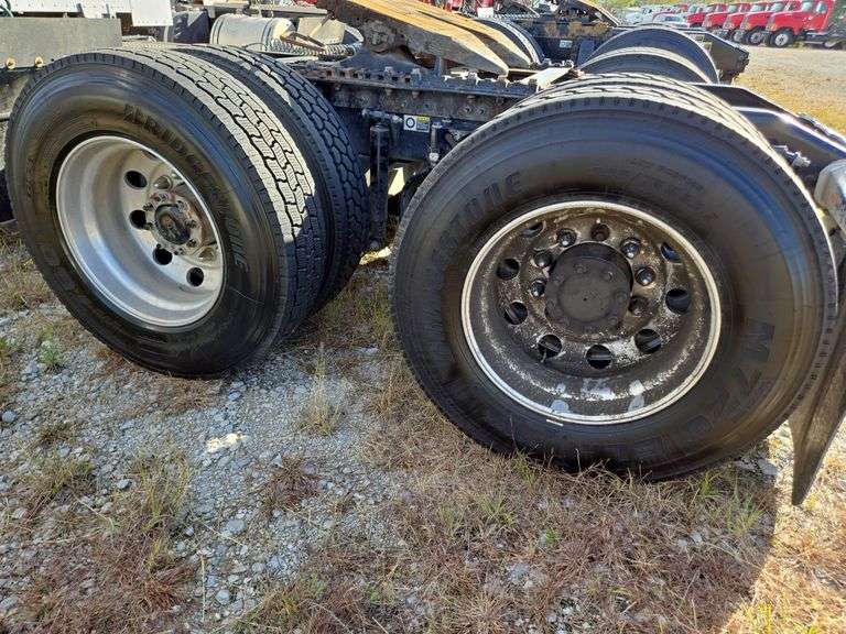 2015 Peterbilt 579 507,402 mi, hrs unknown- doesn't run