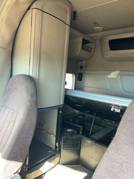 2015 Peterbilt 579 showing 453,390 mi, 22,671 hrs - runs