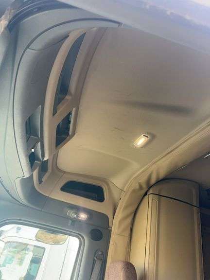 2015 Peterbilt 579 showing 465,411 mi, 24,008 hrs- runs