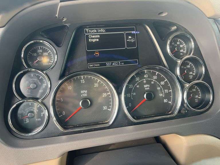 2015 Peterbilt 579 507,402 mi, hrs unknown- doesn't run