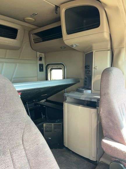 2015 Peterbilt 579 showing 453,390 mi, 22,671 hrs - runs