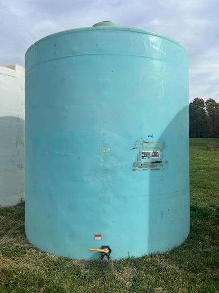 10,000 GALLON POLY TANK