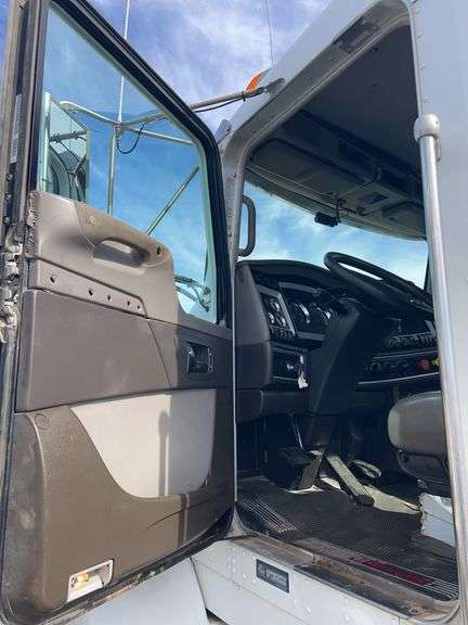 2019 Kenworth T8 showing 17,891 mi, 3,432 hrs - runs