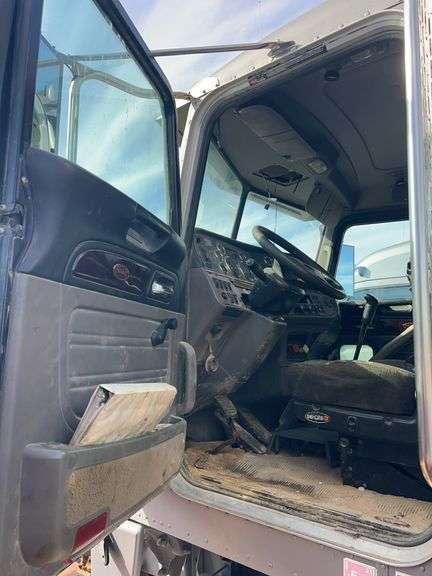 2014 Peterbilt 388 showing 425,273 mi, hrs unknown - doesn't run