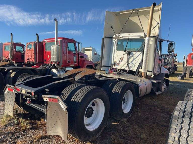 2013 Mack CXU613 showing 402,711 mi, 8,428 hrs- doesn't run
