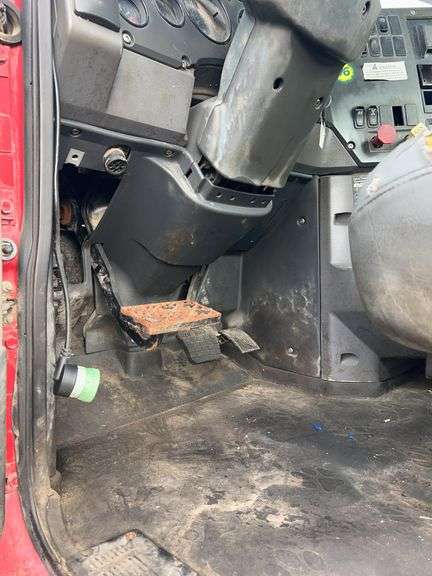 2008 Mack CHU613 showing 42,924 mi, 9,374 hrs- runs