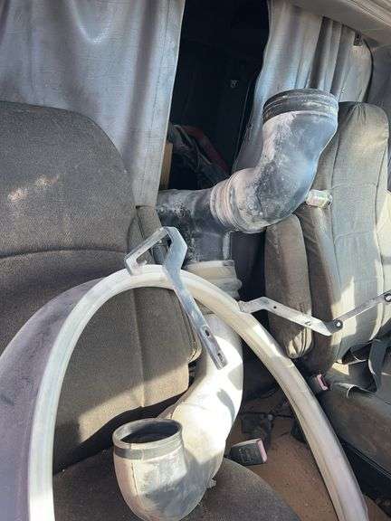 2014 Peterbilt 388 showing 425,273 mi, hrs unknown - doesn't run