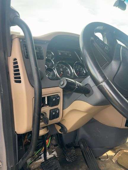 2015 Peterbilt 579 showing 465,411 mi, 24,008 hrs- runs